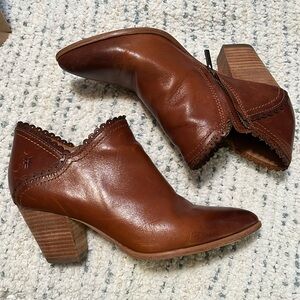 Frye sz 7.5 tan booties